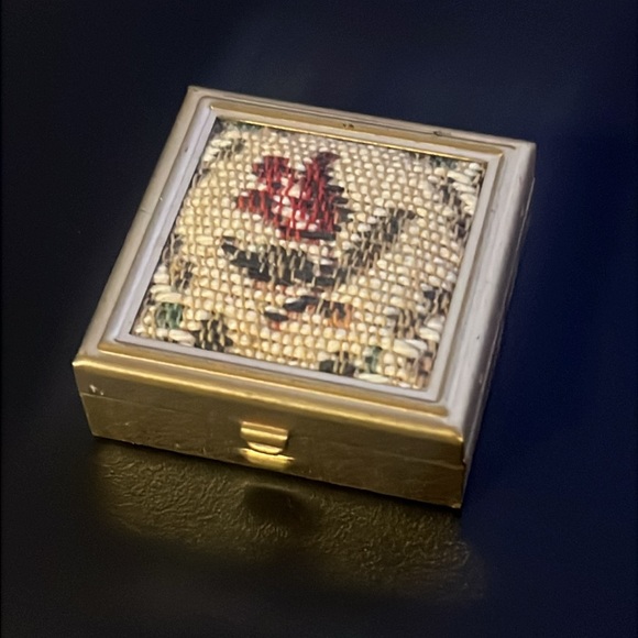 Vintage Bronze Needle Point Rose Floral Square Small Trinket Pill Box - Picture 5 of 11